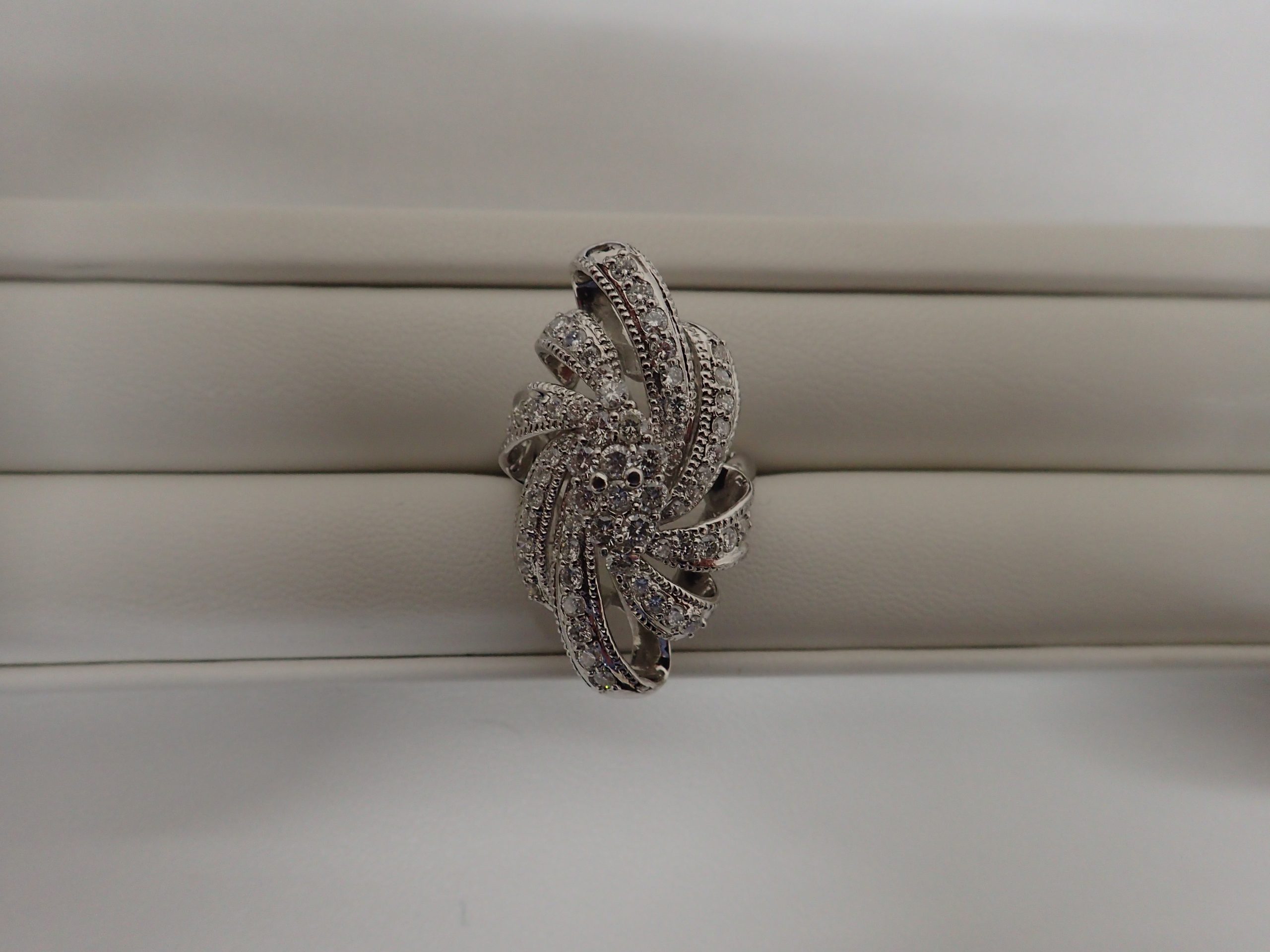 質屋　京都　高価買取　遺品整理　生前整理　金　プラチナ　ブランド　腕時計　バッグ　財布　貴金属　商品券　指輪　ネックレス　ブレスレット　不用品　リサイクル　親切　安心　老舗　伏見　伏見桃山　桃山御陵前　駐車場