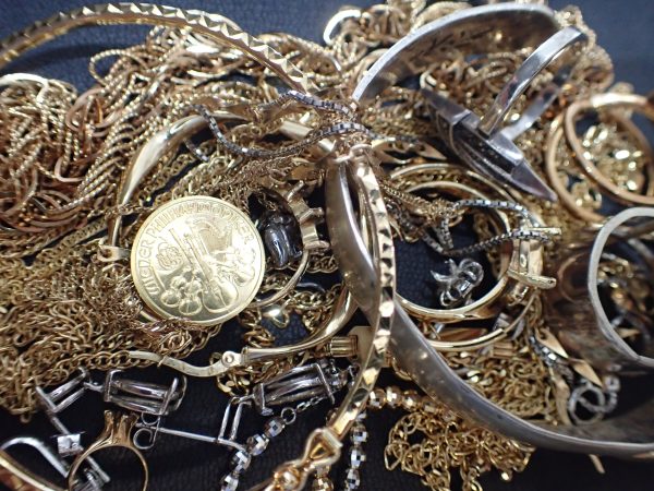 質屋　京都　高価買取　遺品整理　生前整理　老舗　親切　安心　信頼　駅近　駐車場　金　プラチナ　ブランド　バッグ　腕時計　指輪　ネックレス　イヤリング　ブレスレット　リサイクル　リユース